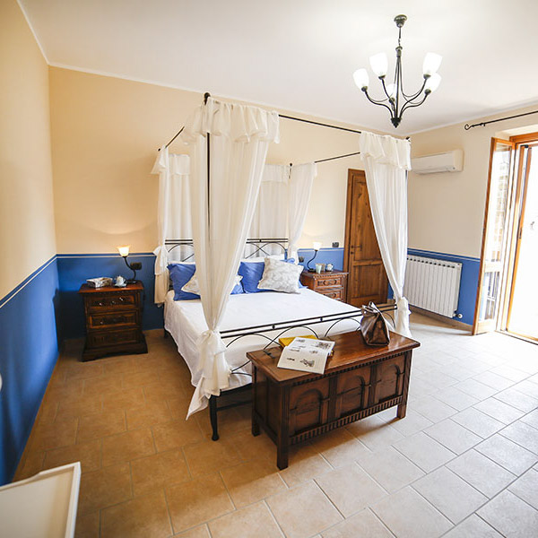 Clio è un ampio e confortevole appartamento per 5 persone nel borgo medievale di Bevagna. Casa vacanza in Umbria Italia