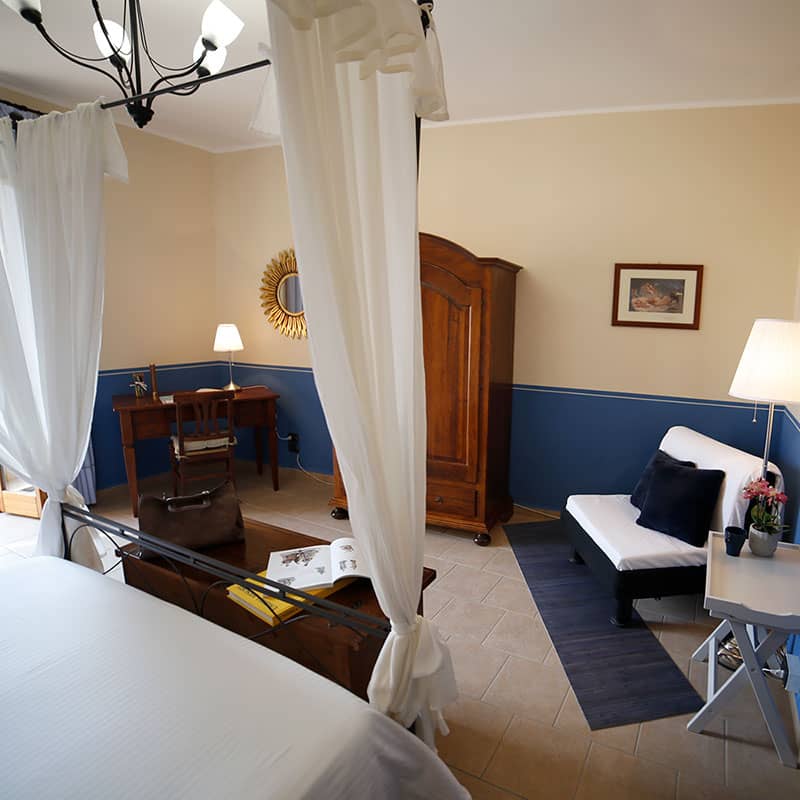Clio. Master camera da letto con letto matrimoniale a baldacchino. Le Muse Appartamenti Vacanze Bevagna centro storico