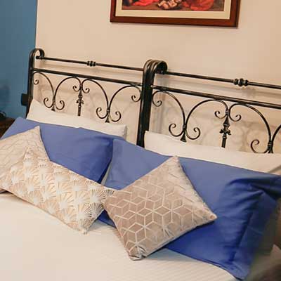 Tersicore. Elegante camera da letto con balcone luminoso. Le Muse Appartamenti Vacanze Bevagna centro storico