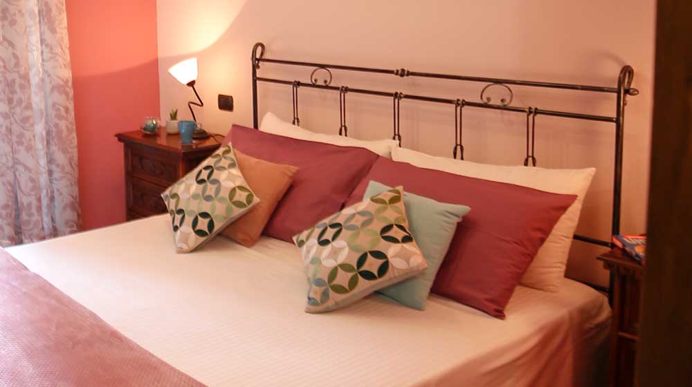 Talia. Comfortable master bedroom. Le Muse Holiday Houses Bevagna historic center