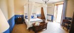 Luminosa camera con letto matrimoniale a baldacchino - Clio Appartamenti Vacanze a Bevagna, Umbria, Italy