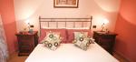 La camera è arredata in legno e ferro battuto - Talia Appartamenti Vacanze a Bevagna, Umbria, Italy