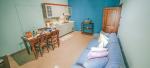 Area living con comodo divano e TV - Melpomene Appartamenti Vacanze a Bevagna, Umbria, Italy