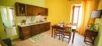 Open kitchen with large extendable table - Talia Vacation Apartment in Bevagna, Umbria, Italy