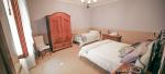 Large bedroom with elegant colors - Melpomene Holiday Apartment in Bevagna, Umbria, Italy
