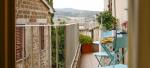 The balcony overlooked by all the rooms - Clio Holiday Apartment in Bevagna, Umbria, Italy