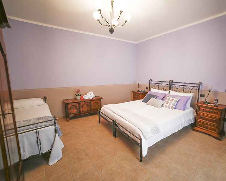 La camera da letto è elegante e rilassante - Appartamenti Vacanze Le Muse Bevagna, Umbria, Italia