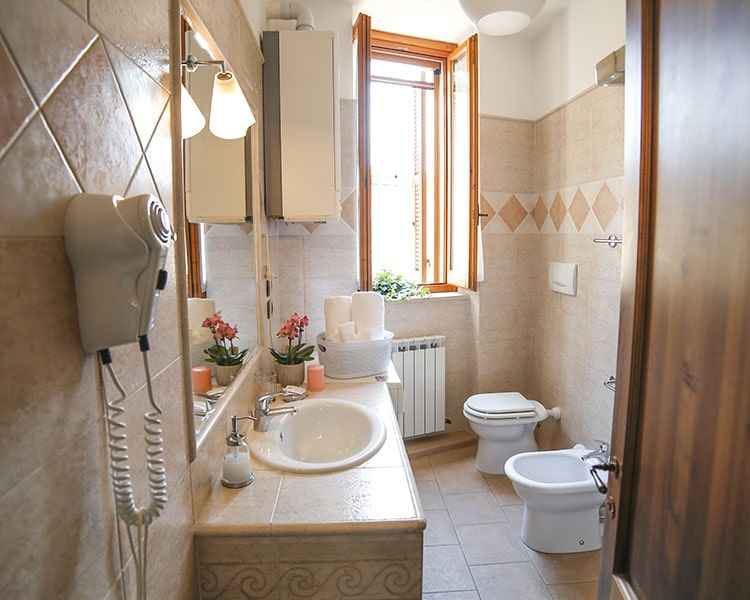 Il bagno è grande e luminoso - Appartamenti Vacanze Le Muse Bevagna, Umbria, Italia