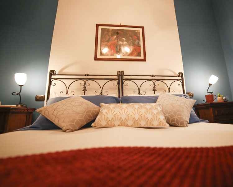 La testata del letto è in ferro battuto - Appartamenti Vacanze Le Muse Bevagna, Umbria, Italia