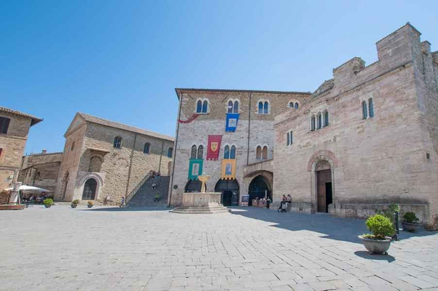 The Palazzo dei Consoli houses the Torti Theater and the Mercato delle Gaite Association - Piazza Silvestri Bevagna Umbria