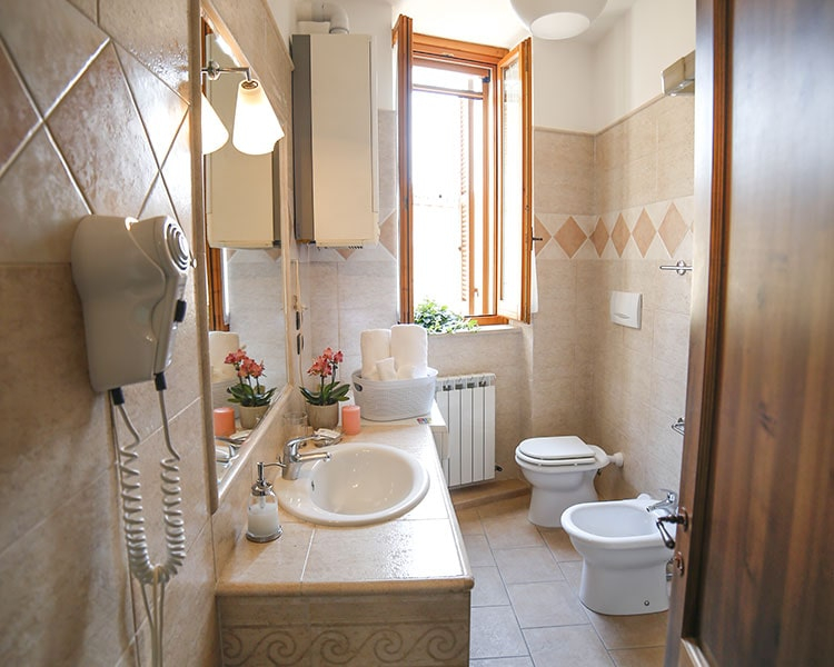 The bathroom is large and bright - Le Muse holiday apartment Bevagna, Umbria, Italy