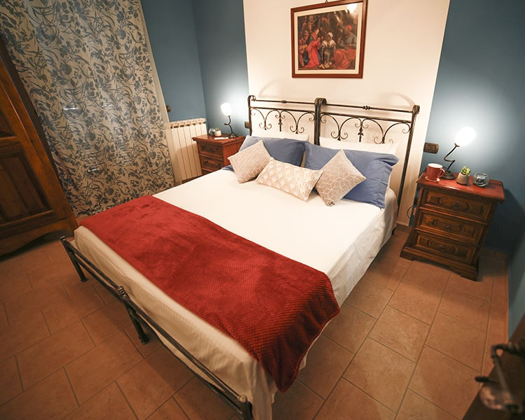 The bedroom has elegant and relaxing tones - Le Muse vacation apartment Bevagna, Umbria, Italy