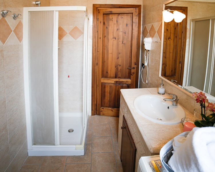 Comfortable bathroom with shower box - Le Muse holiday apartment Bevagna, Umbria, Italy