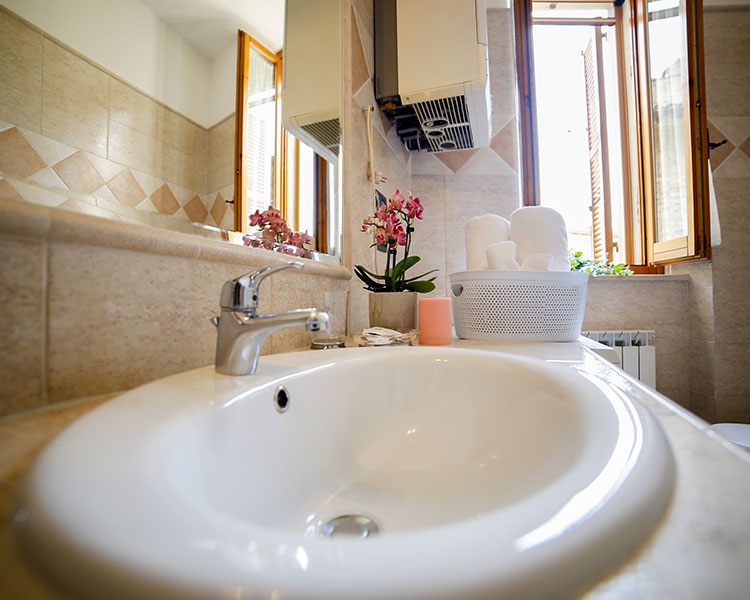 The bathroom is equipped with linen -  Vacation apartment Le Muse Bevagna, Umbria, Italy