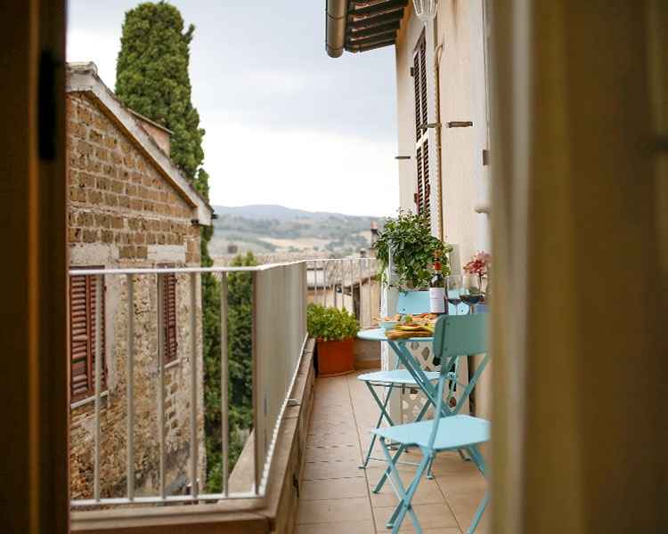 The balcony for breakfast and intimate dinners - Le Muse vacation apartment Bevagna, Umbria, Italy