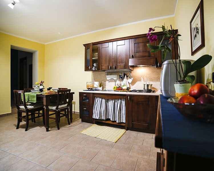 The open kitchen with a large table - Le Muse vacation apartment Bevagna, Umbria, Italy