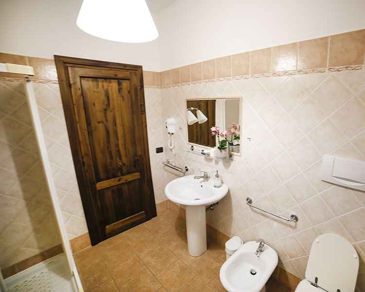 Comfortable bathroom with a walk-in shower - Holiday apartment Le Muse Bevagna, Umbria, Italy