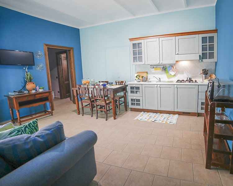 Equipped kitchenette in wood sugar-coloured - Le Muse holiday apartment Bevagna, Umbria, Italy