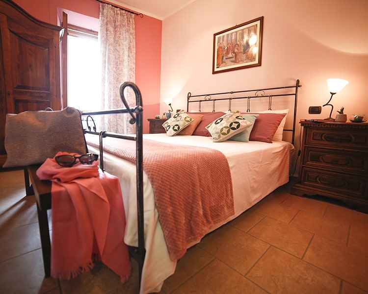 The bedroom, with double bed, is cozy - Le Muse holiday apartment Bevagna, Umbria, Italy