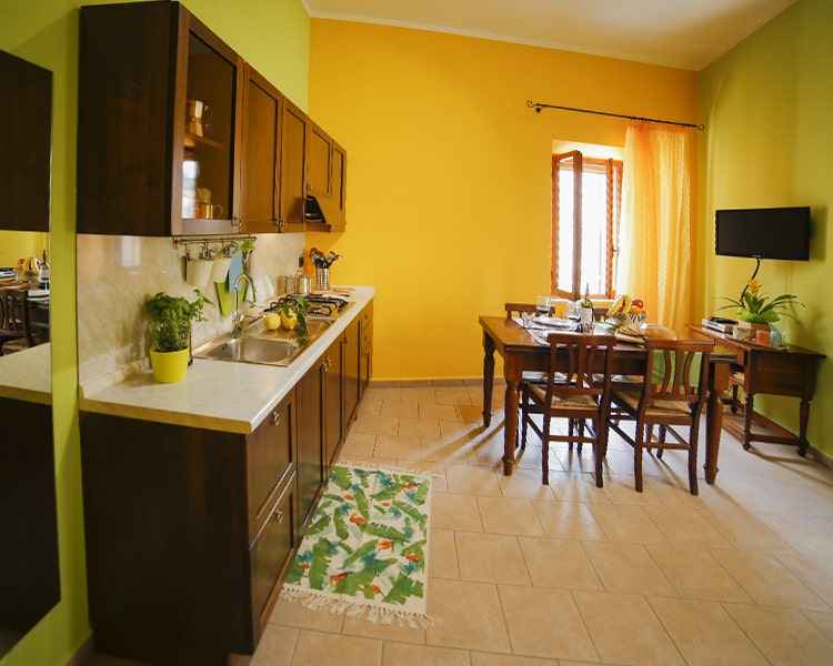 The open kitchen with a large table - Vacation apartment Le Muse Bevagna, Umbria, Italy