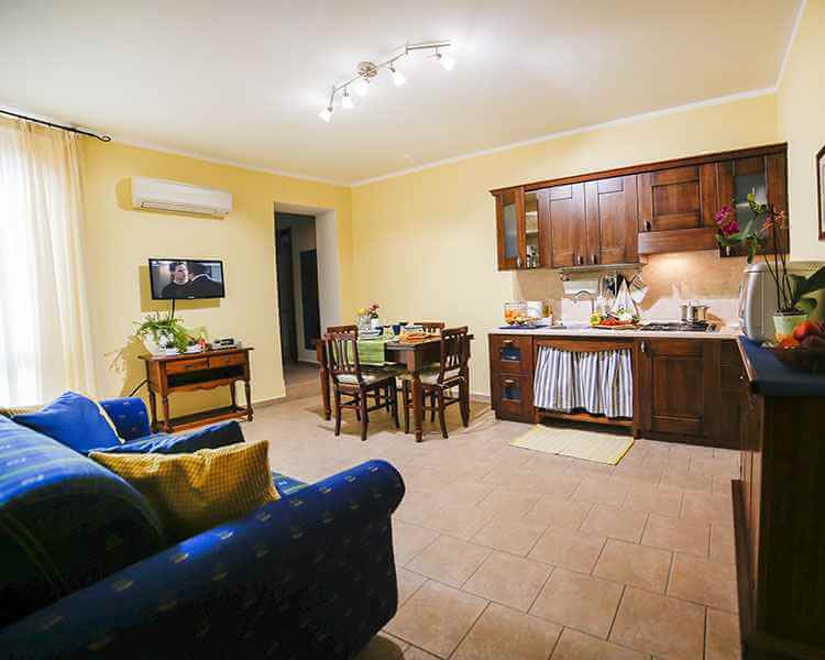Ampio living con grande divano letto - Le Muse Appartamenti Vacanze Bevagna, Umbria, Italia