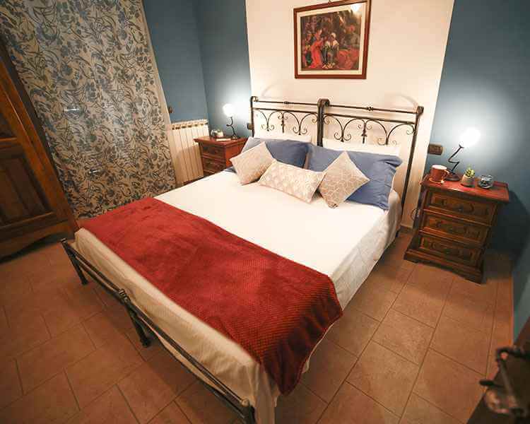 La camera da letto è elegante e intima - Le Muse Appartamenti Vacanze Bevagna, Umbria, Italia