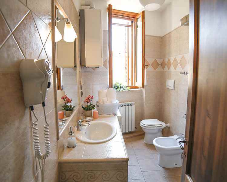 Il bagno è grande e luminoso - Le Muse Appartamenti Vacanze Bevagna, Umbria, Italia
