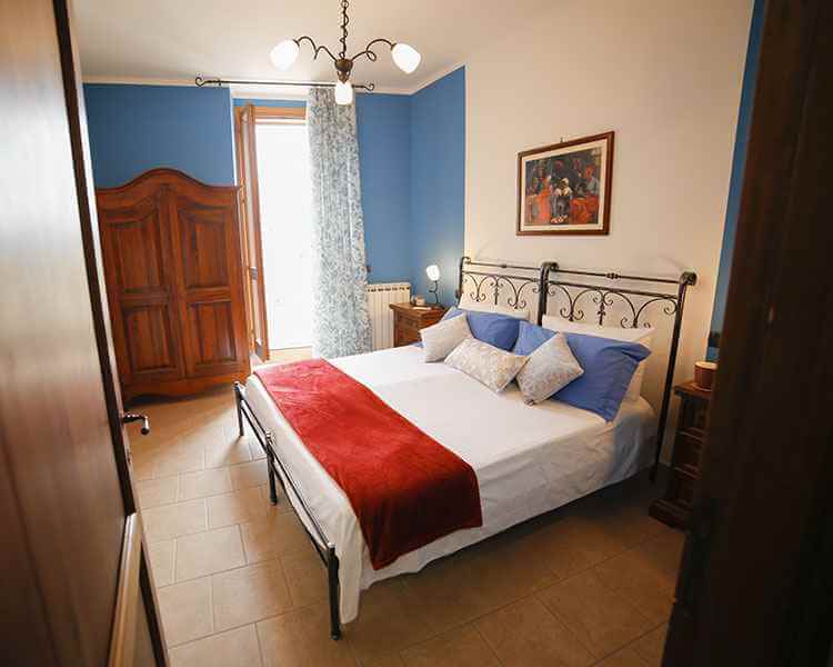 La camera da letto ha un piccolo balcone - Le Muse Appartamenti Vacanze Bevagna, Umbria, Italia