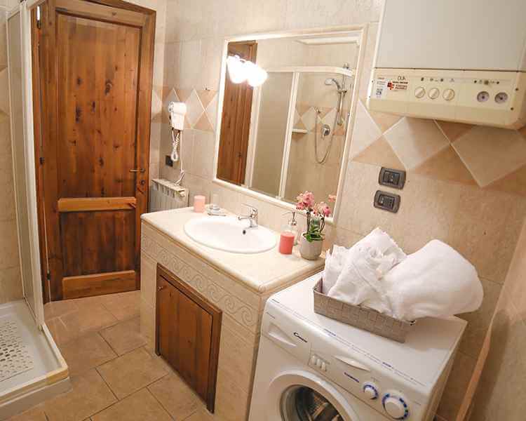Bagno con cabina doccia e lavatrice - Le Muse Appartamenti Vacanze Bevagna, Umbria, Italia