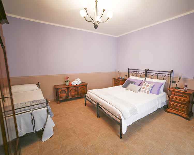 La camera da letto è elegante e rilassante - Le Muse Appartamenti Vacanze Bevagna, Umbria, Italia