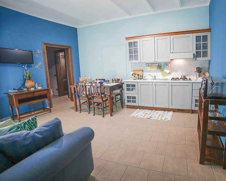 La cucina a vista è grande e attrezzata - Le Muse Appartamenti Vacanze Bevagna, Umbria, Italia