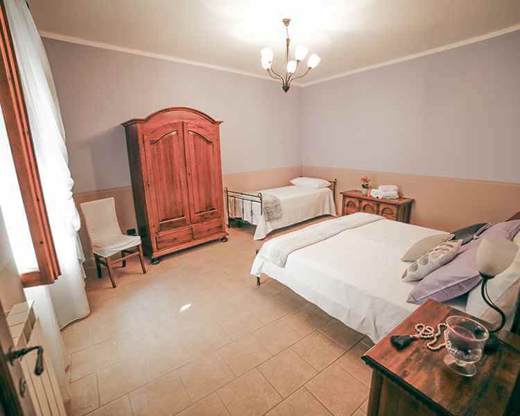 La camera ospita 3 comodi posti letto - Le Muse Appartamenti Vacanze Bevagna, Umbria, Italia