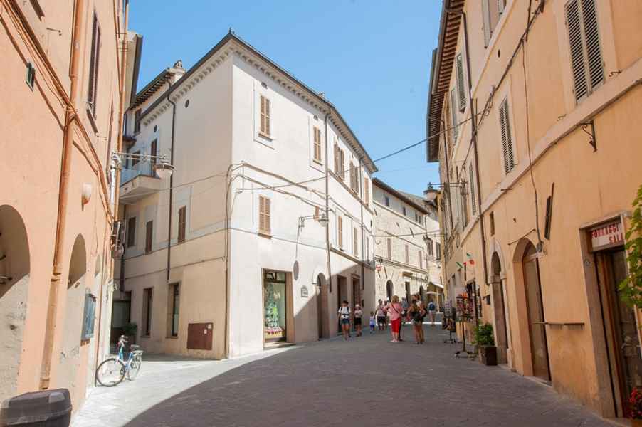 Corso Matteotti nel centro storico di Bevagna, uno Borghi più belli d’Italia. Visitare l’Umbria