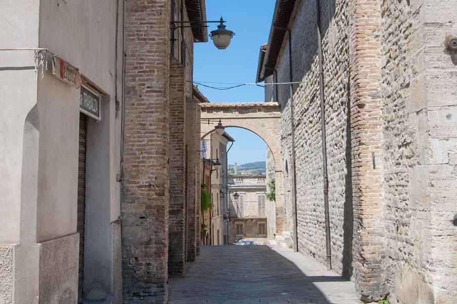 I suggestivi vicoli del borgo medievale di Bevagna, uno dei borghi più belli d’Italia. Umbria da scoprire