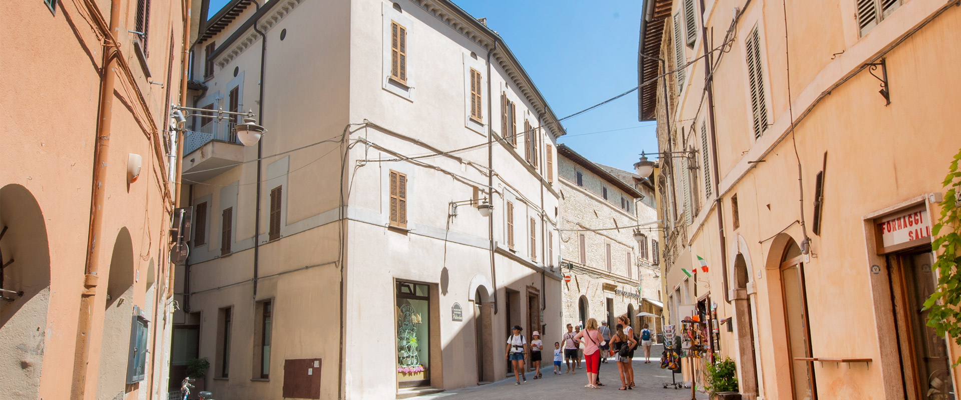 Gli appartamenti Le Muse sono case vacanza in un antico palazzo di famiglia nel centro storico di Bevagna in Umbria. Vacanze in Italia