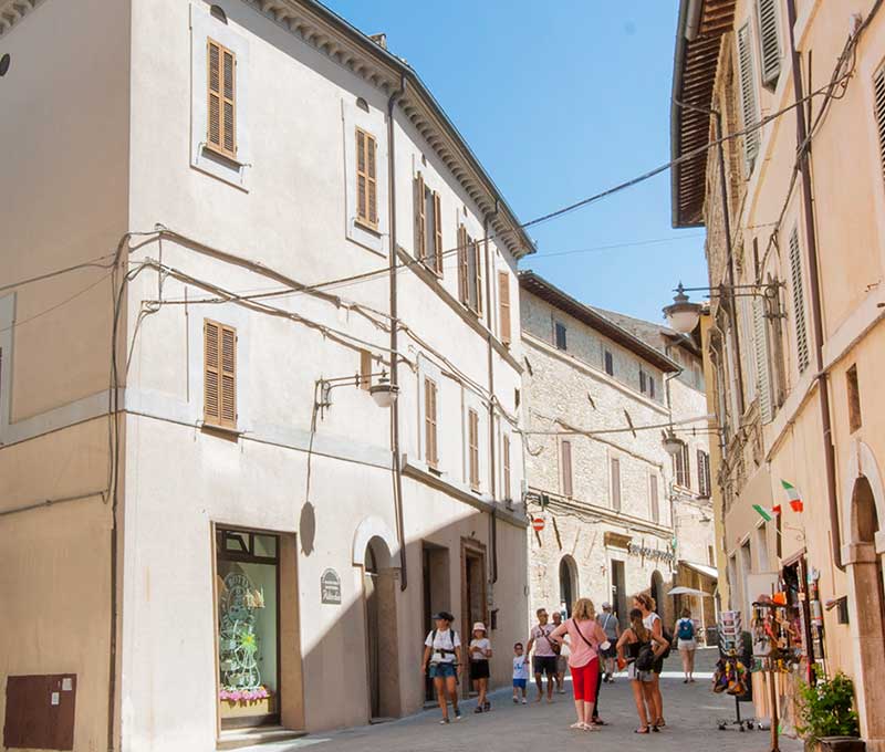 Gli appartamenti Le Muse sono case vacanza in un antico palazzo di famiglia nel centro storico di Bevagna in Umbria. Vacanze in Italia