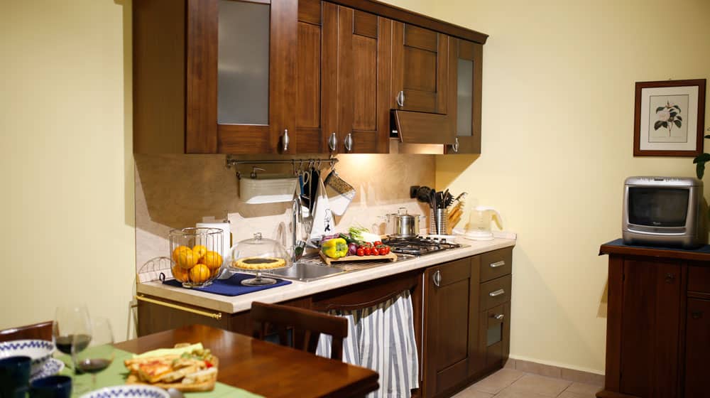 Clio. Well-equipped kitchen with large table. Le Muse Vacation Apartments Bevagna historic center