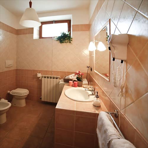 Melpomene. Comfortable bathroom with shower. Le Muse Holiday Apartments Bevagna historic center