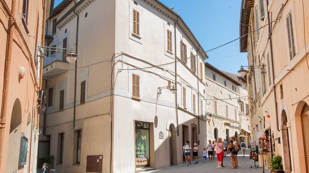 Le Muse apartments are holiday homes in an ancient family building in the historic center of Bevagna in Umbria. Vacations in Italy